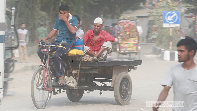 Many commuters on the embankment road cover their faces with masks or cloth to protect themselves from dust. Photo: Abdullah Al Momin