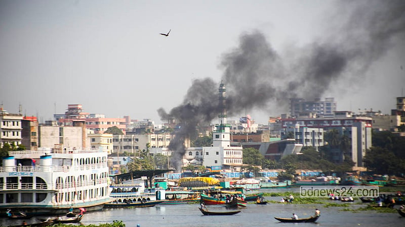The daily burning of plastic and other waste along the banks of Dhaka’s Buriganga River is worsening air pollution. Photo: Shamsul Haque Ripon