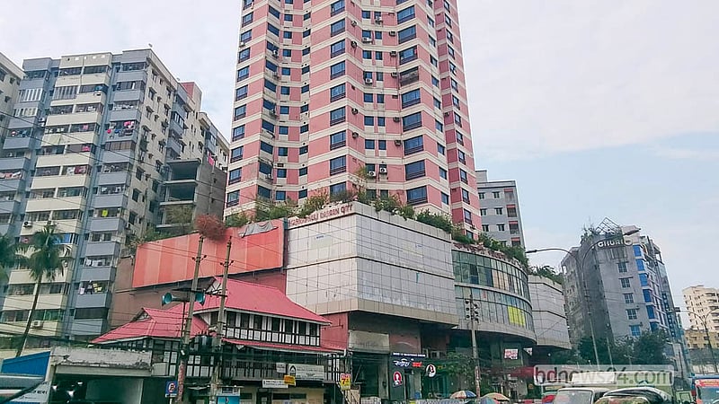 The decades-old Karnaphuli Garden City shopping complex in Dhaka’s Shantinagar has shut down amid a business slump. Once an upscale shopping destination at the Shantinagar-Kakrail intersection, the complex closed permanently from Oct 1. Photo: Abdullah Al Momin