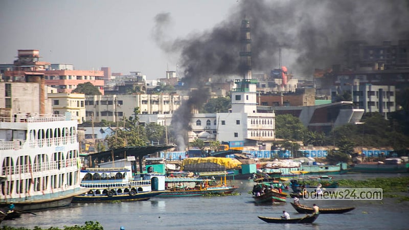 The daily burning of plastic and other waste along the banks of Dhaka’s Buriganga River is worsening air pollution. Photo: Shamsul Haque Ripon