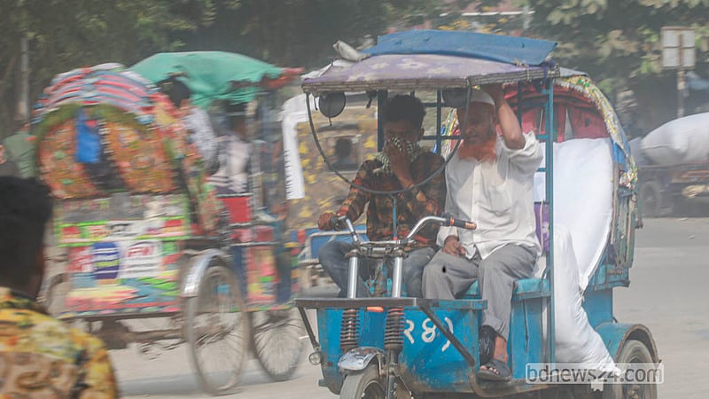 Dry-season pollution multiplies the suffering of Dhaka residents. Thick dust blankets the Babubazar-Gabtoli embankment road in Islambagh. Photo: Abdullah Al Momin