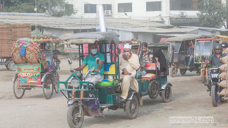 Many commuters on the embankment road cover their faces with masks or cloth to protect themselves from dust. Photo: Abdullah Al Momin