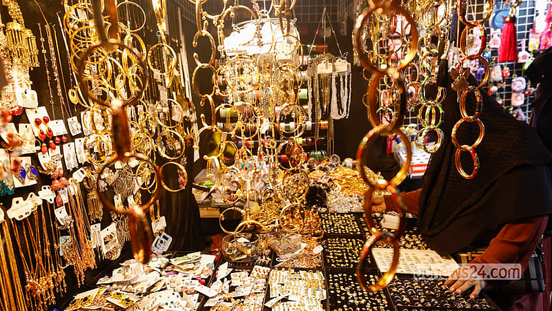 Customers gather at a cosmetics and hair accessories stall at the 2nd Bangladesh Trade Fair in Dhaka’s Agargaon. Photo: Shamsul Haque Ripon