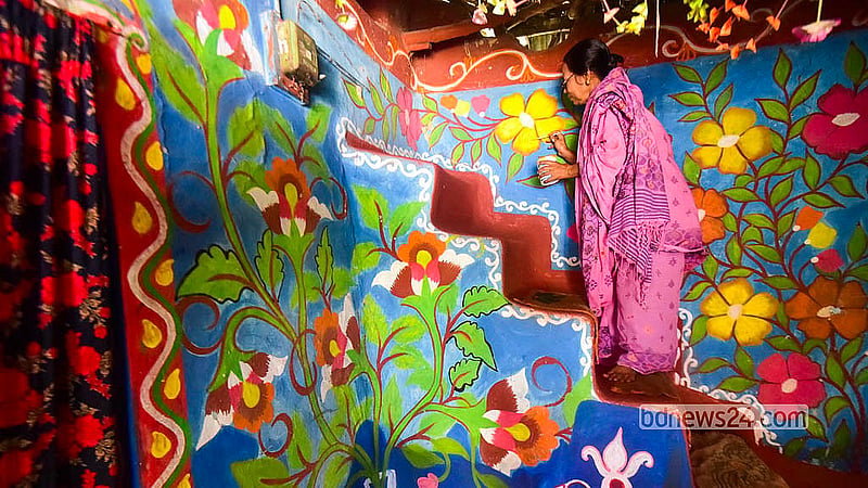 Using the clay walls as a canvas, this skilled artist has painstakingly painted traditional Bengali leaf and flower designs. Photo: Shamsul Haque Ripon