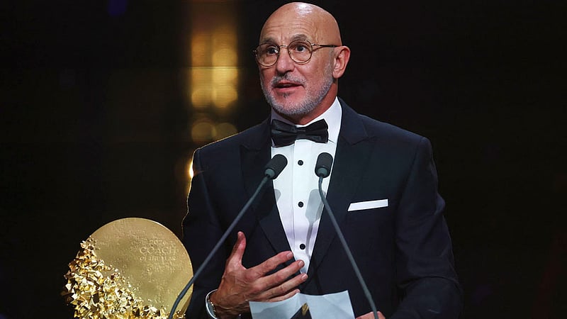 Spain coach Luis de la Fuente makes a speech after winning the men's coach of the year award, London Palladium, London, Britain - October 26, 2026. Photo: REUTERS