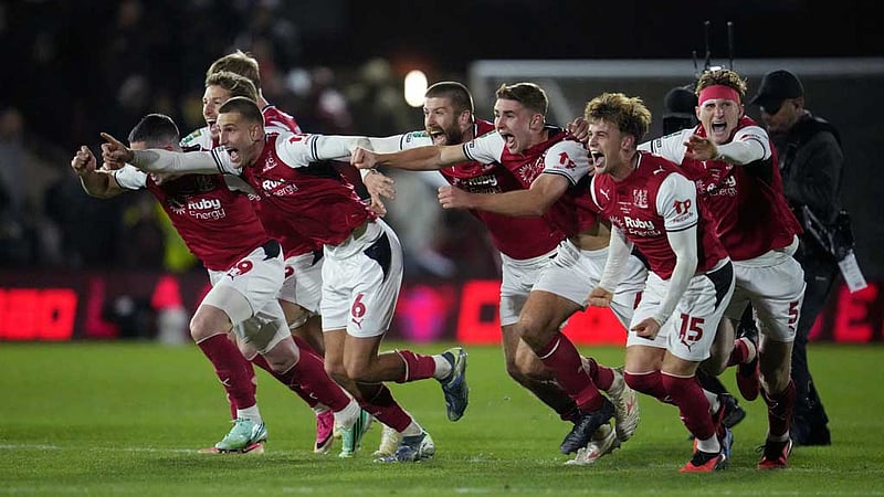 10-man Arsenal stunned by Fleetwood in League Cup