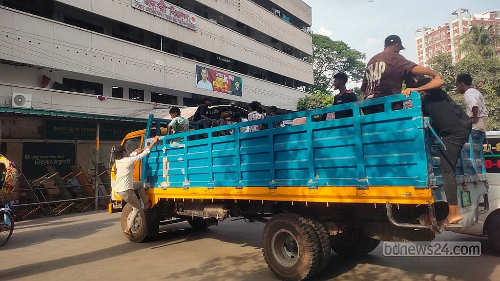 Ambulance strike at Dhaka Medical forces families to transport deadbodies in vans, pickups