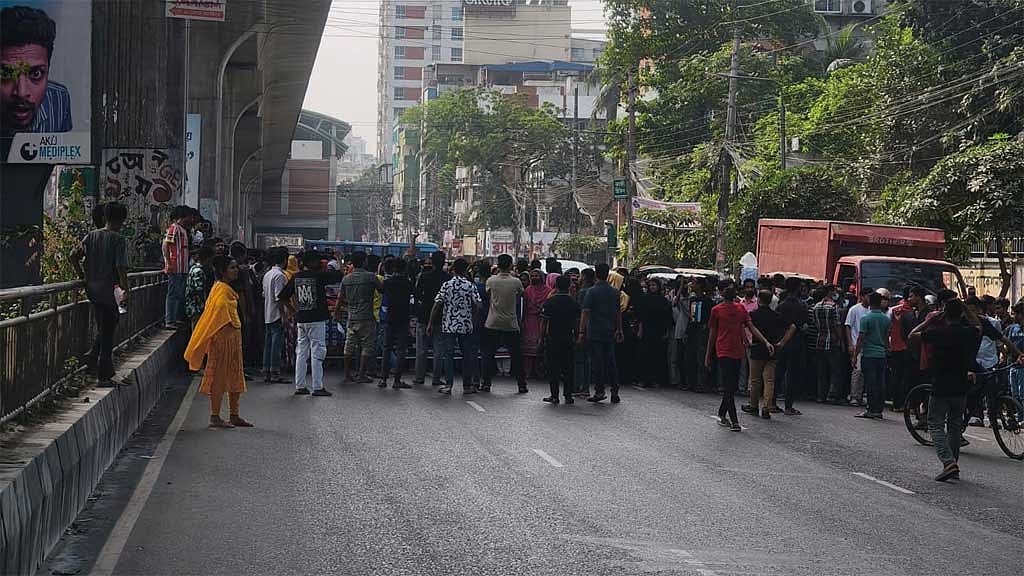Garment workers block road, snarling traffic in Dhaka’s Mirpur