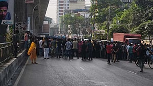 Garment workers block road, snarling traffic in Mirpur