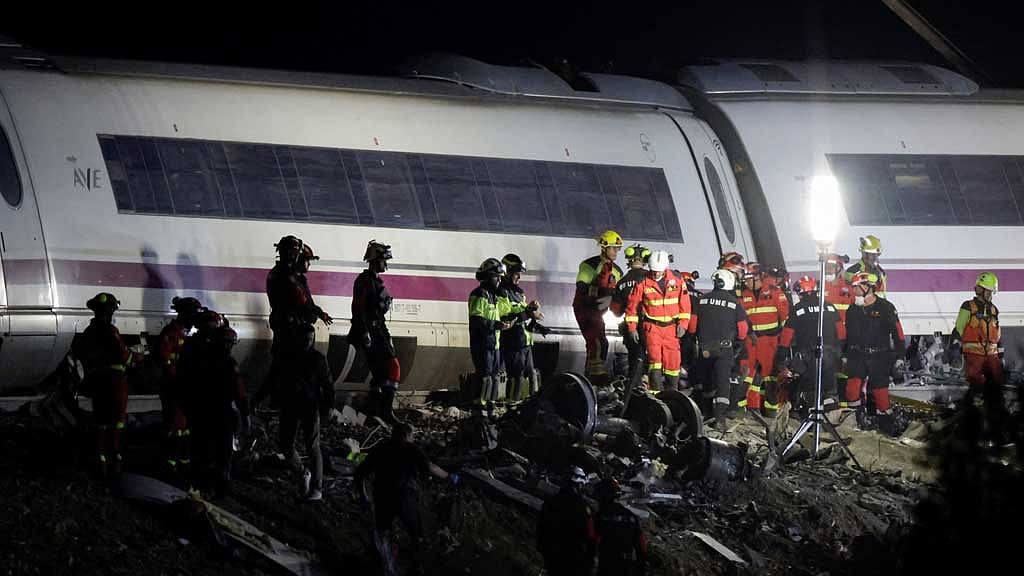 Spanish rescuers search trains in hope of finding survivors of deadly crash