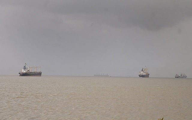 সমুদ্রে নিম্নচাপ, সতর্ক থাকার পরামর্শ