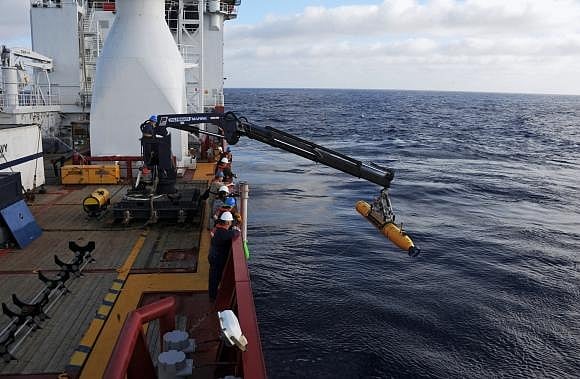 Wreckage in Bay of Bengal not from MH370: searchers