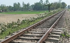 বারৈয়ারহাটে ট্রেনে কাটা পড়লেন নারী
