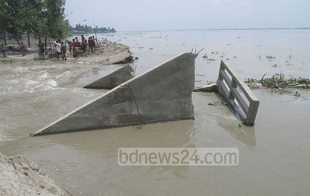 স্লুইস গেট ধসে কয়েক গ্রামে প্লাবন