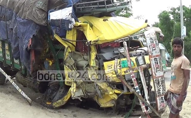 টাঙ্গাইলে কভার্ডভ্যান-ট্রাক সংঘর্ষে নিহত ৩