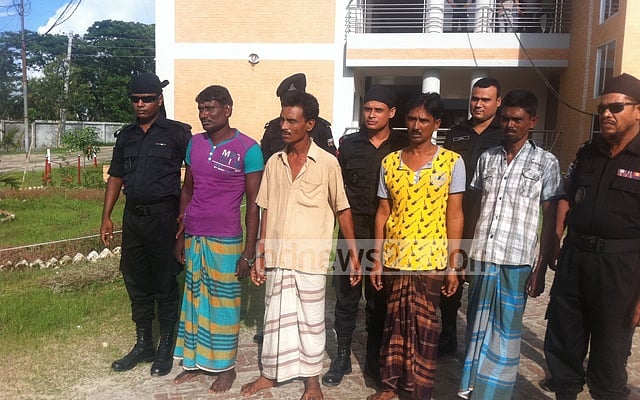 খুলনায় অস্ত্র ও গুলিসহ ৪ ‘বনদস্যু’ গ্রেপ্তার