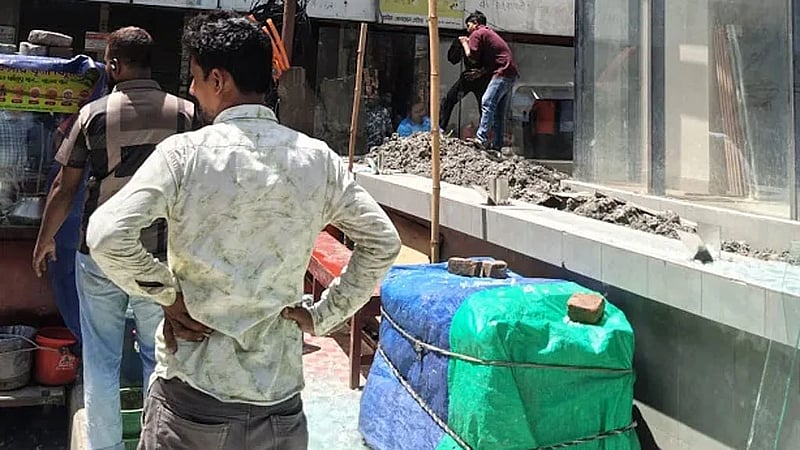 Pedestrians panic as glass rains down from Mohakhali building site