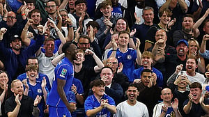 Chelsea and Fulham reach League Cup third round as Welbeck scores on debut