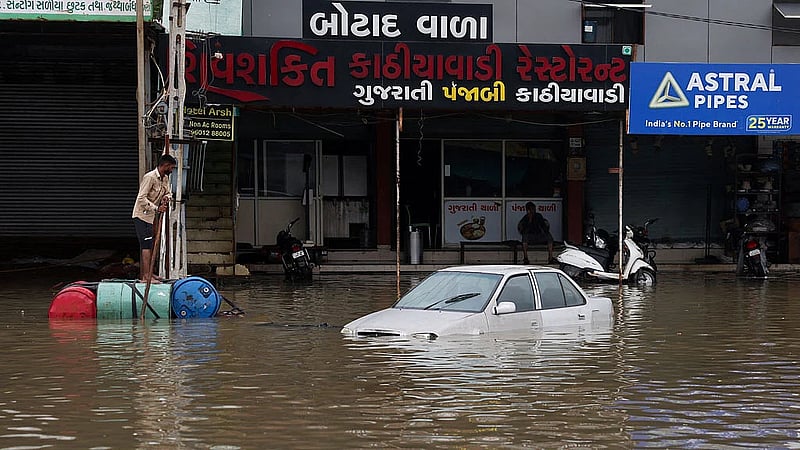 Fourteen dead, thousands displaced as rains, floods strike southern India