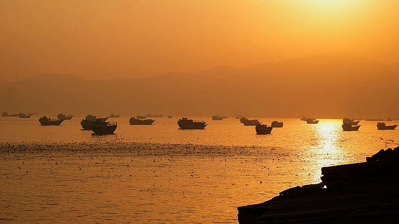 New attacks on shipping as Iran war talks hit fresh impasse