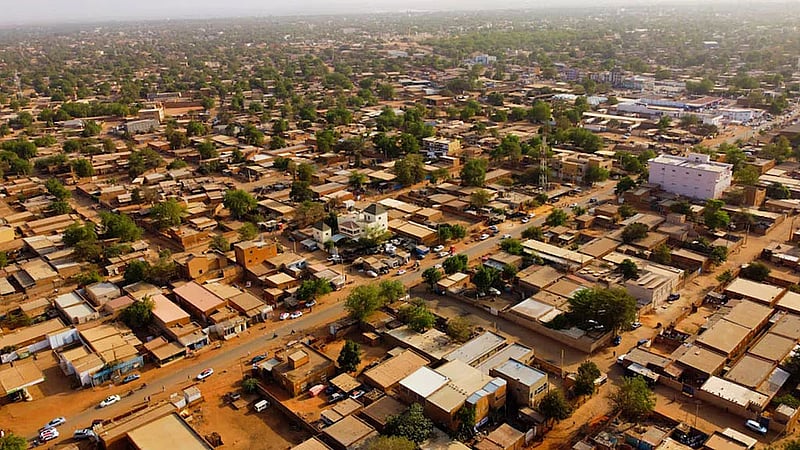 Rival factions stand off in Niger capital after mutineers attack airport, presidency