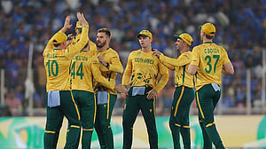 South Africa beat Zimbabwe by 48 runs to lift Tri-Series trophy