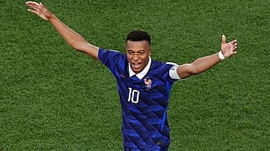 France survive Paraguay's prickly test but warning lights flash