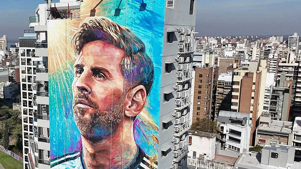 Messi Kind Artists restore gigantic Messi mural in his hometown