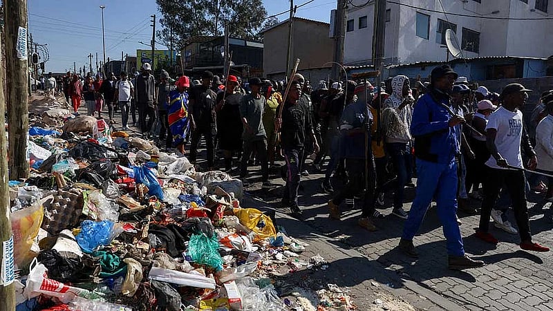 South African protesters go door-to-door forcing immigrants from their homes