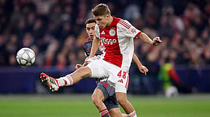 Newcastle sign Dutch midfielder Steur from Ajax