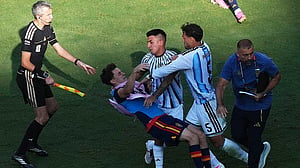 Tempers flare at end of Spain-Argentina World Cup final