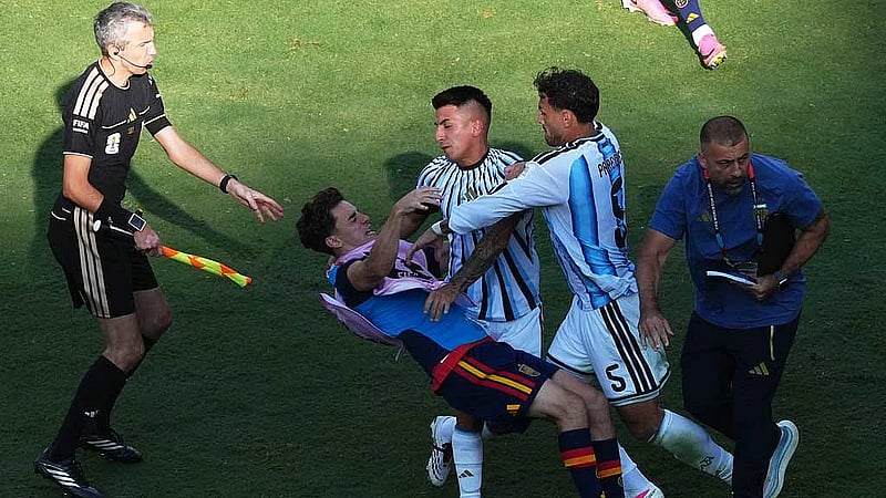 Tempers flare at end of Spain-Argentina World Cup final