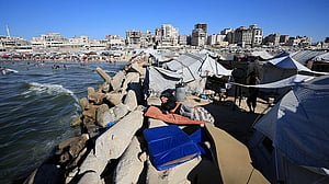 Gazans flee scorching tents for a polluted sea