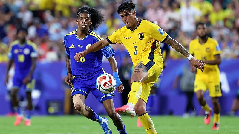Arsenal permanently sign Hincapie after season on loan from Leverkusen