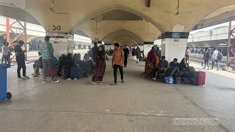 Rail accident in Bogura leads to delays, overcrowding at Kamalapur Railway Station