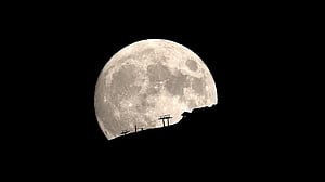 New study finds overlooked variable that could rewrite the story of Moon's birth