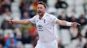 Robinson strikes twice as England close in on Pakistan whitewash