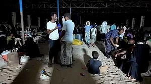 Alarmed Yemenis flee south as Houthis keep up attacks