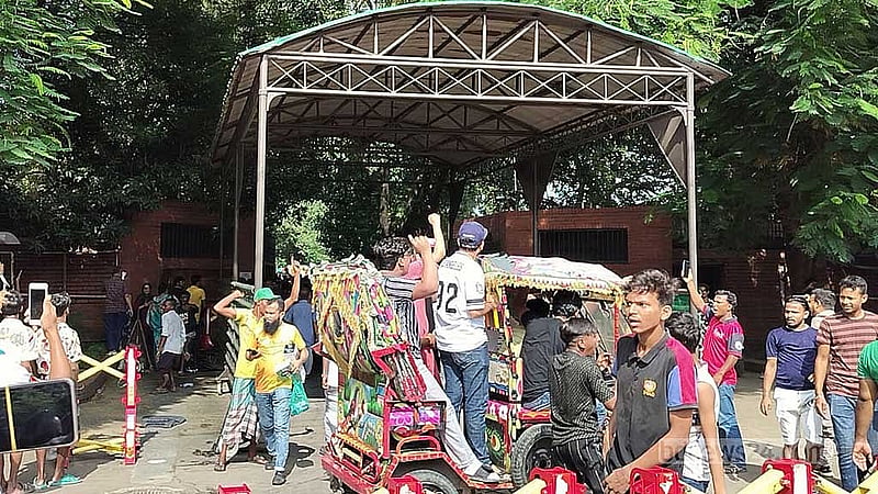 Students, people take control of Ganabhaban
