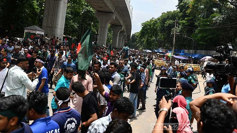 Commuters suffer as quota protest blocks roads to press for 'one-point' demand