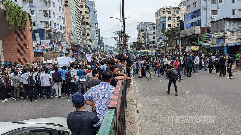 Quota protest: Several roads blocked in Dhaka