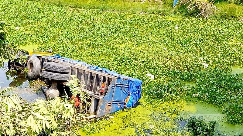 3 die as truck crashes into autorickshaw in Noakhali