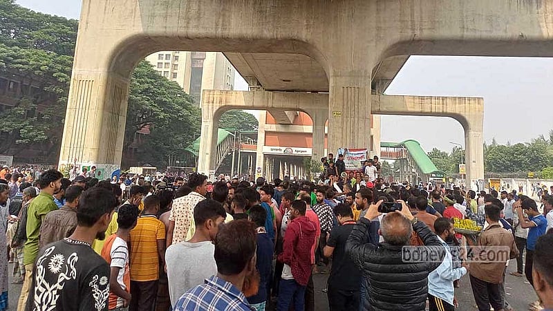 Battery rickshaw drivers conduct 6th day of protests in Dhaka