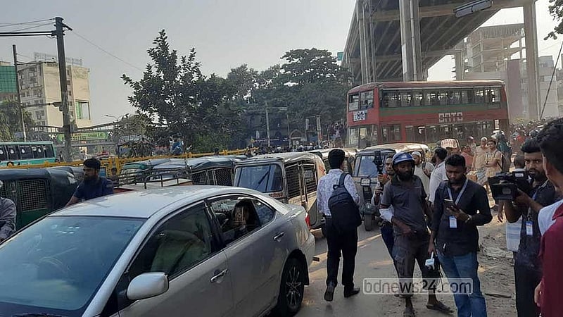 Traffic in Mohakhali normalises after 5 hours of clashes, vandalism
