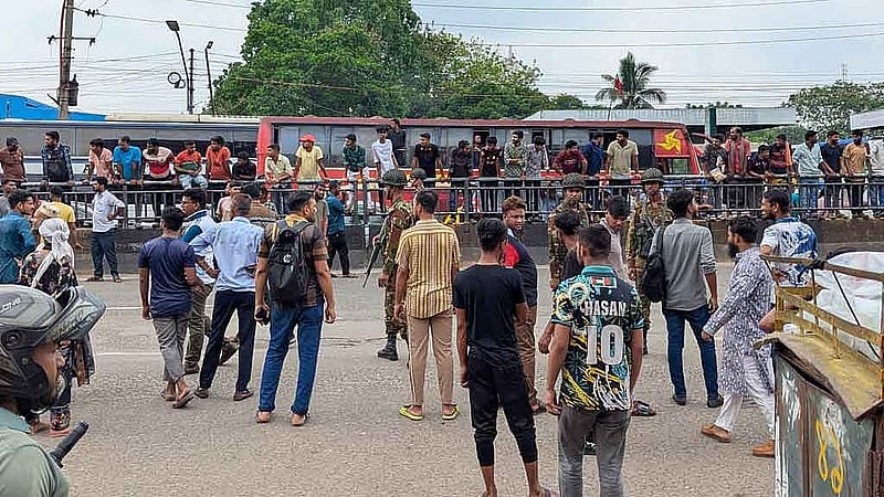 Workers call off road blockade in Gabtoli, traffic starts to move