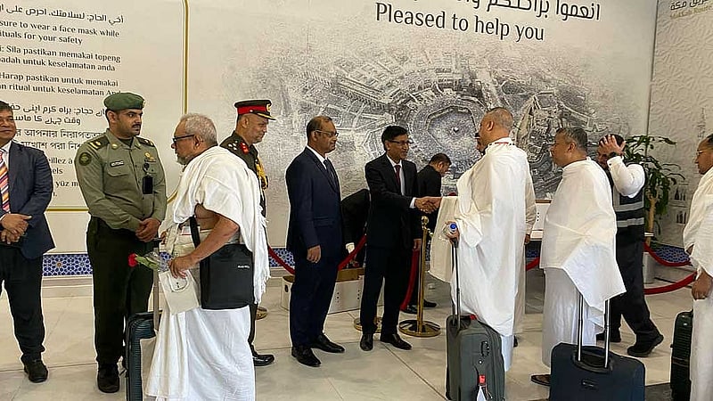 398 Bangladeshi pilgrims reach Saudi Arabia for Hajj on initial flight