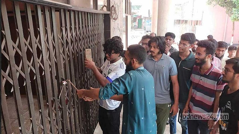 One-point demand for KUET VC’s resignation, students force open six locked halls
