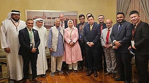 Chief Advisor Yunus meets with foreign investors in Qatar
