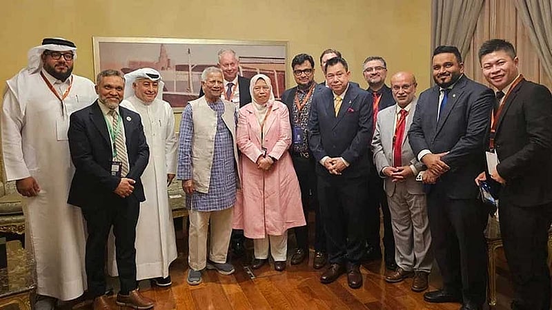 Chief Advisor Yunus meets with foreign investors in Qatar