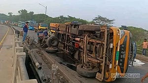 Truck overturns on Meghna Bridge, causing 3-hour gridlock on Dhaka-Chattogram Highway
